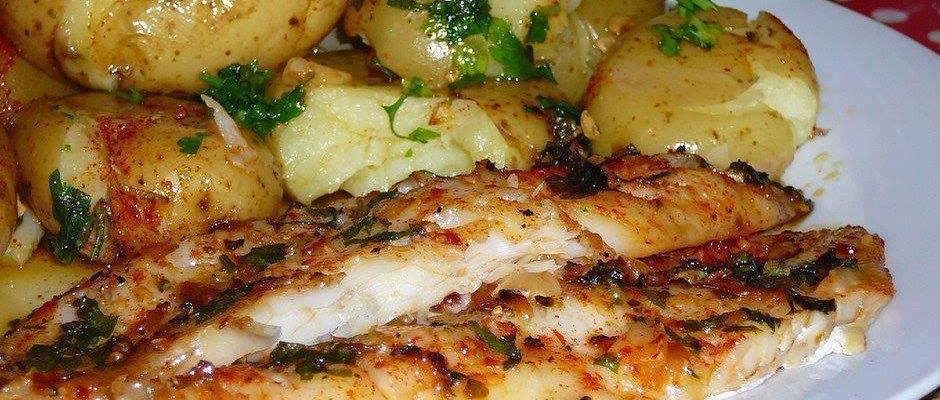 Filé de Tilápia Assado com Alho, Páprica e Batatas