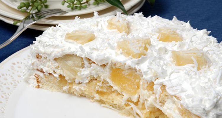 Bolo de Abacaxi com Coco Bem Molhadinho Que é uma Delicia