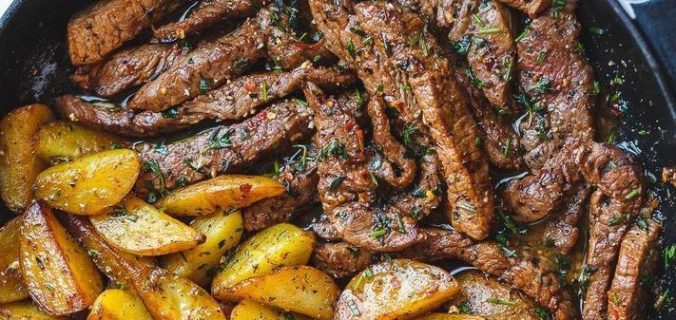 Bife de Frigideira na Manteiga de Alho com Batatas