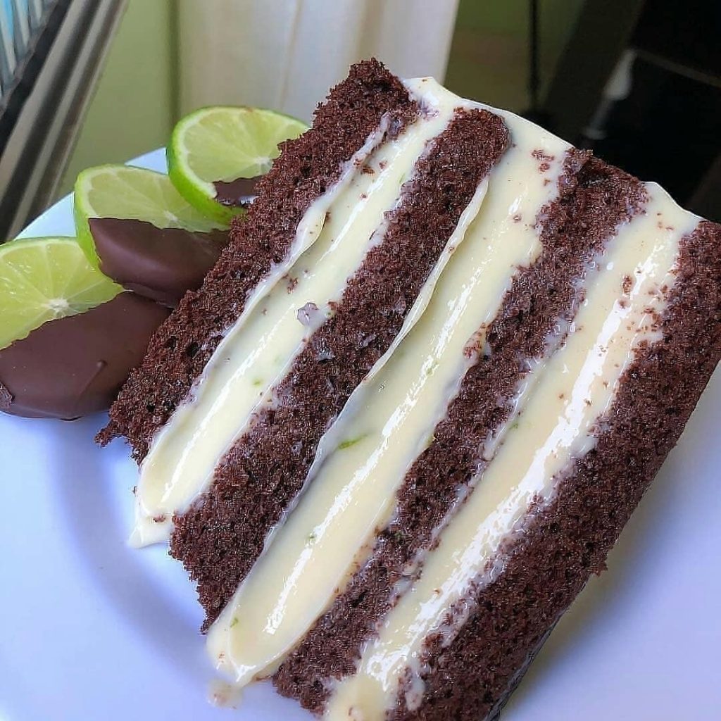 Bolo de Chocolate Recheado com Mousse de Limão