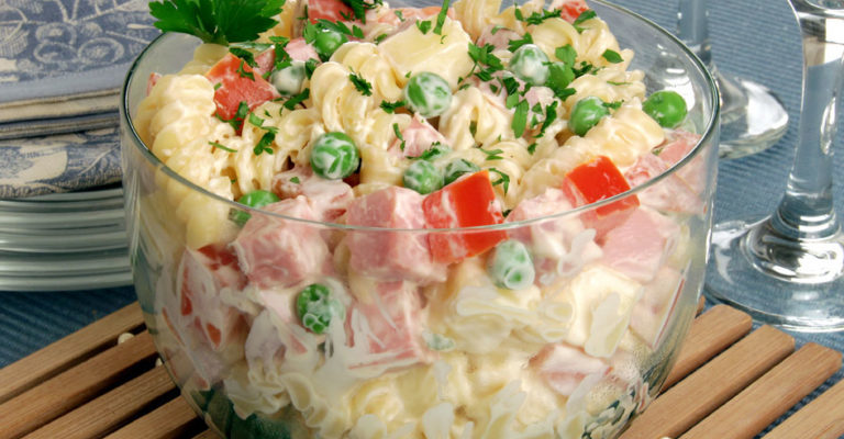 Deliciosa salada de macarrão com frios e legumes
