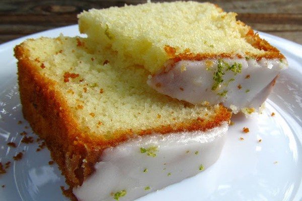 Bolo de leite condensado com casquinha de limão: aprenda receita fácil e deliciosa