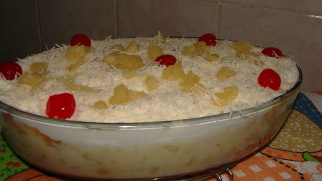 Bolo de Abacaxi de travessa com creme de leite ninho