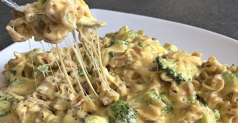 Macarrão parafuso no molho branco com brócolis