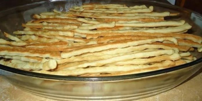 Receita de palitos de cebola feito com sopa de cebola e queijo