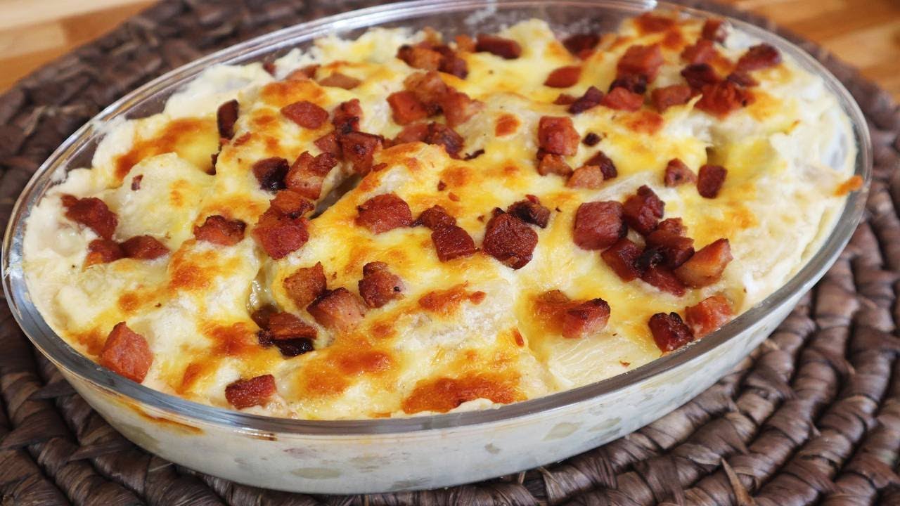 Mandioca ao forno, gratinada com bacon