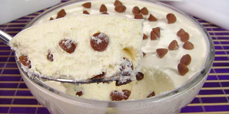 Mousse de leite ninho com gotas de chocolate : receita fácil e muito mais gostosa do que a de chocolate