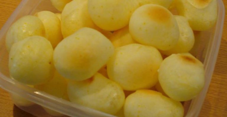 Adeus, padaria! Receita ensina como fazer um pão de queijo fofinho em casa