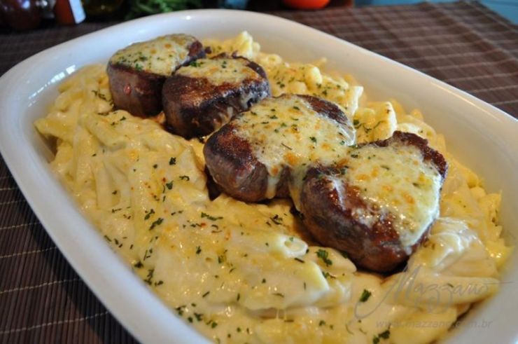 Filé Mignon ao molho quatro queijos – é uma delicia experimente.