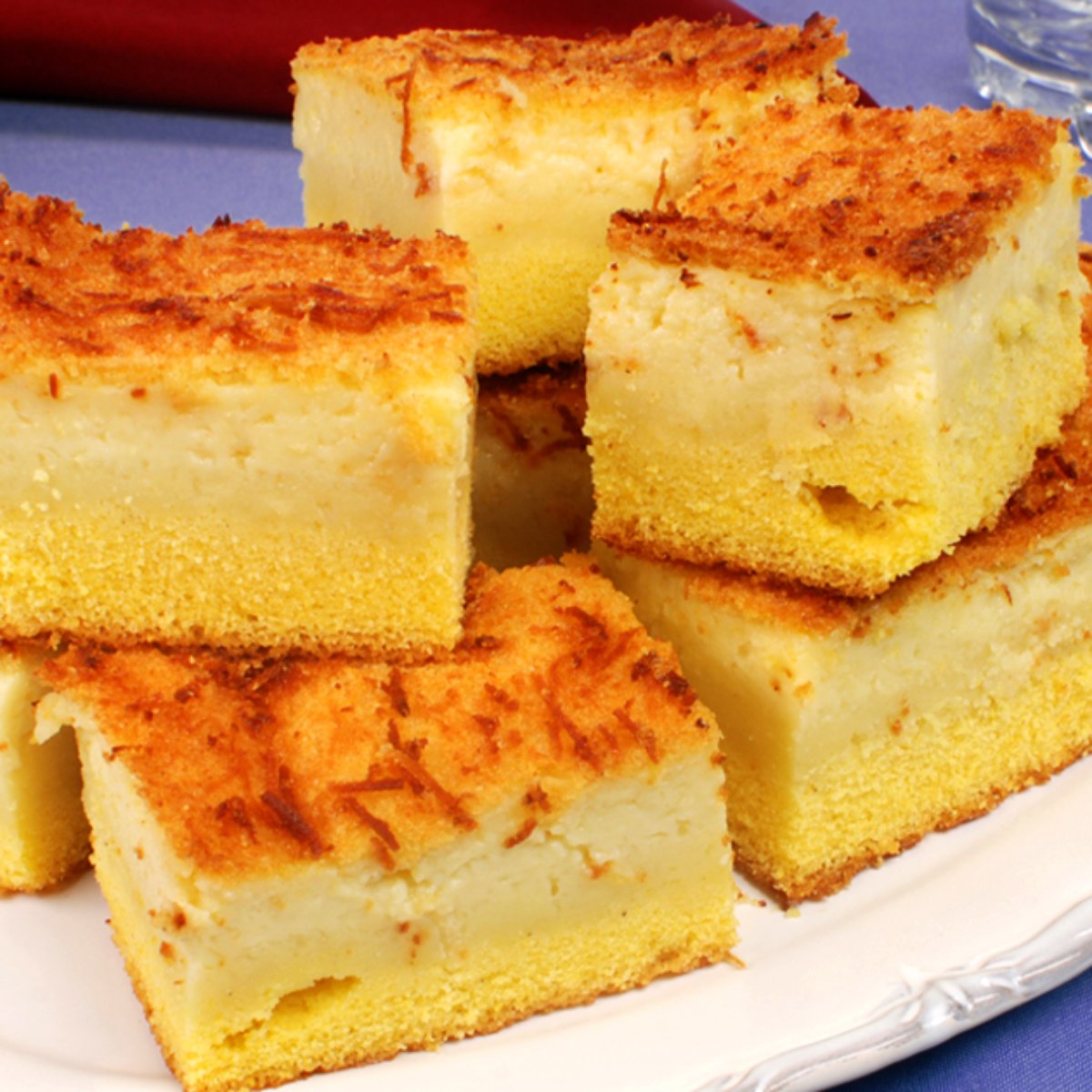 Bolo Bombocado Cremoso de Fubá com Queijo