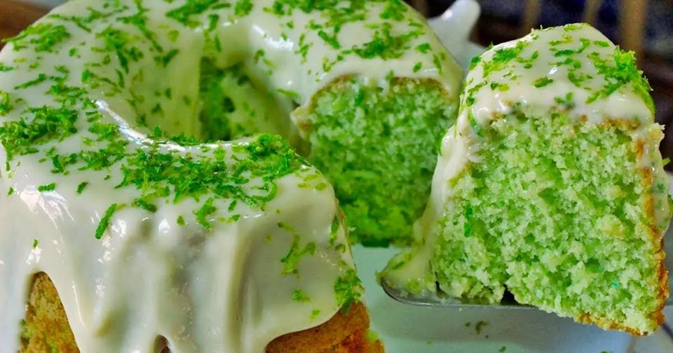 Bolo verde de limão com gelatina e iogurte