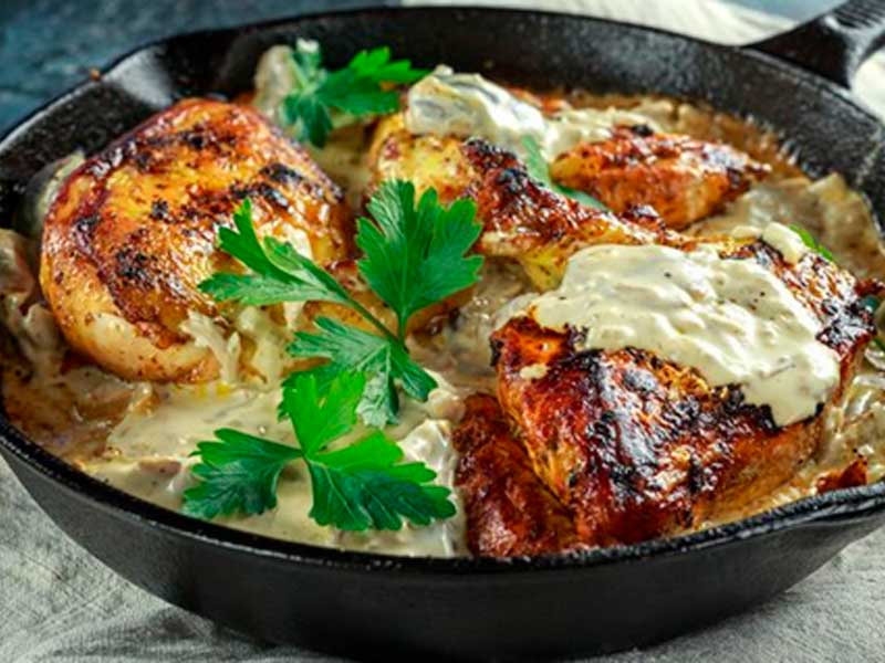 Frango assado com creme de cebola e maionese