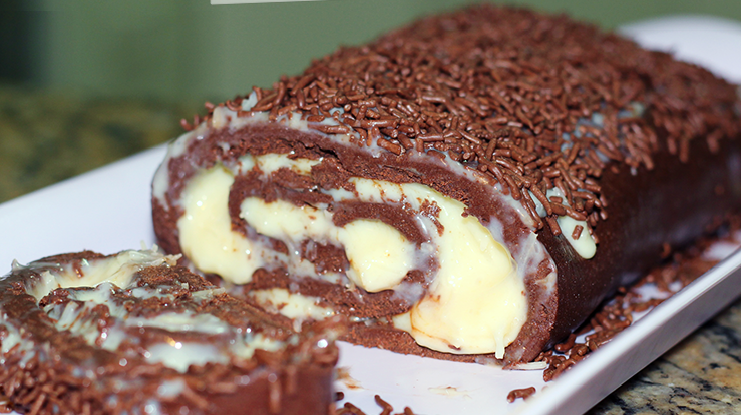 Rocambole de chocolate com creme branco