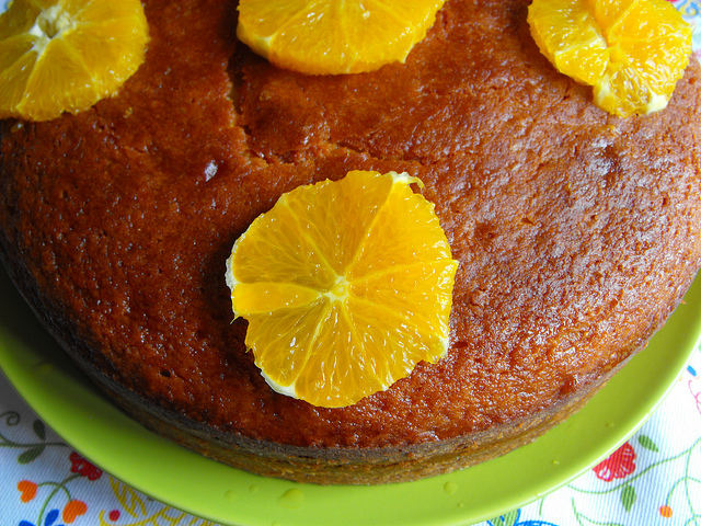 Bolo de Laranja com calda de mel delicioso