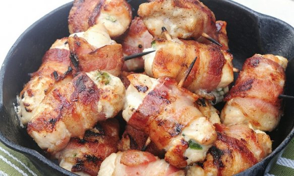 Filé de frango enrolado com mussarela e bacon