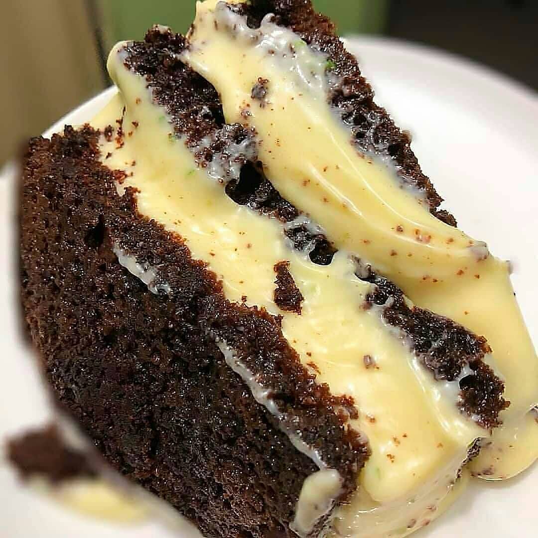 Bolo de chocolate com mousse de limão