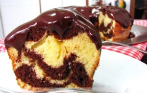 Bolo Mármore Cremoso com Cobertura de Chocolate