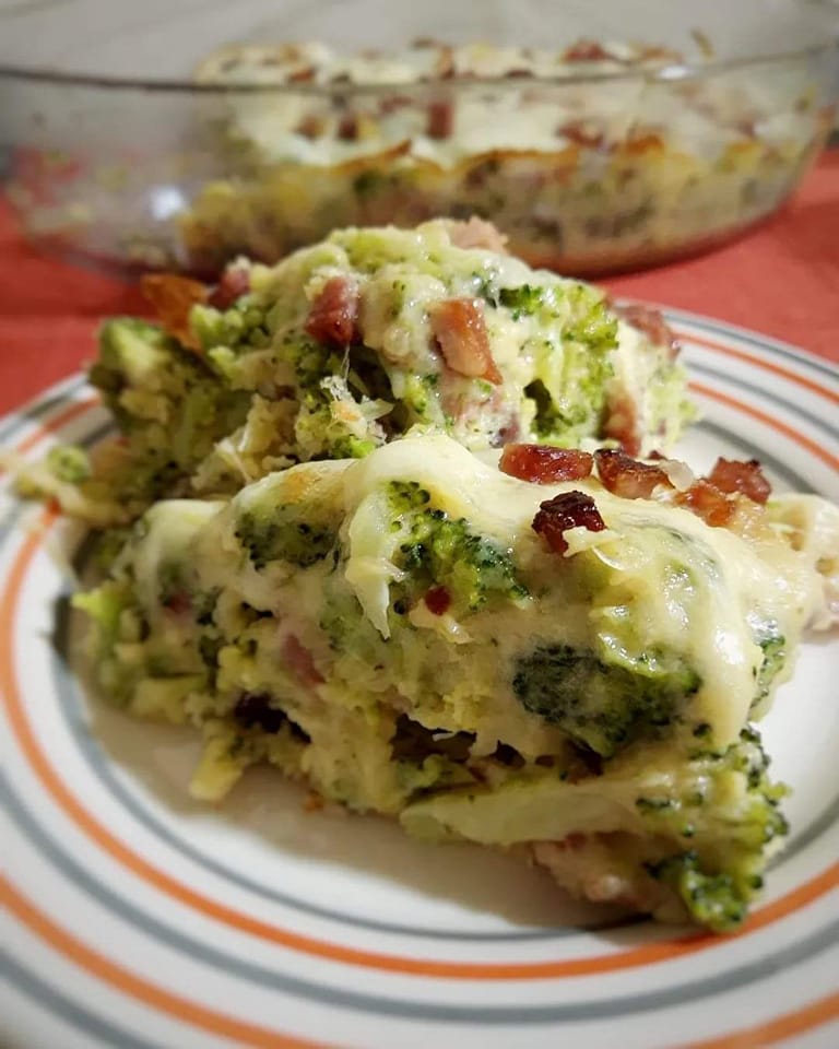 Torta de brócolis com bacon e queijo