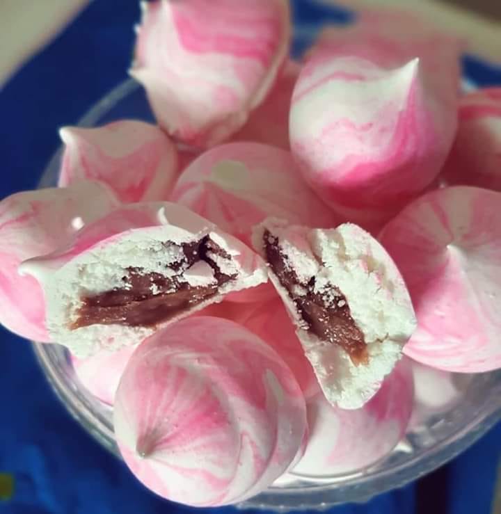 Suspirinho recheado com brigadeiro