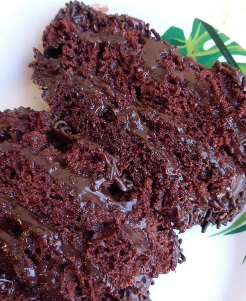 Bolo de Chocolate Fofinho de Liquidificador com Cobertura