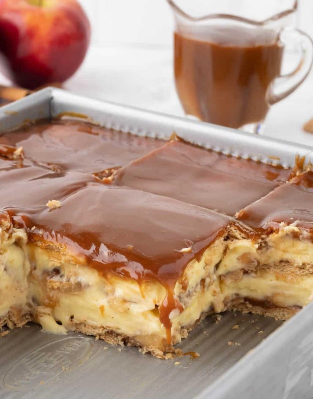 Bolo Bomba de Maçã e Caramelo na Travessa