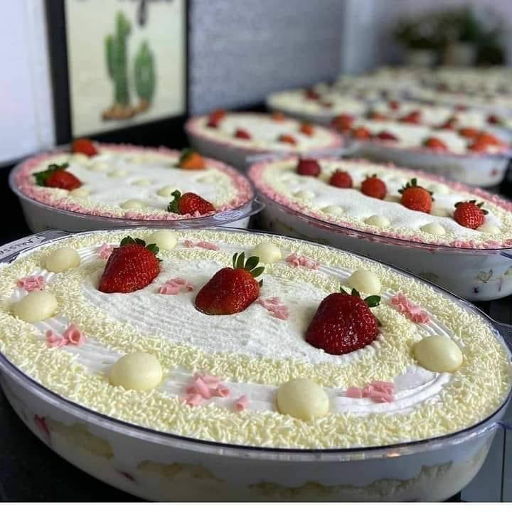 Bolo Gelado de Travessa com Morango e Creme