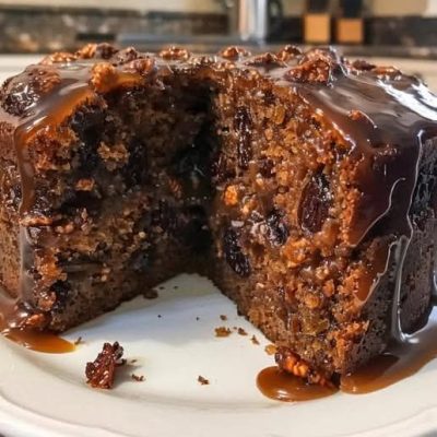 Bolo de Chocolate com Frutas Secas e Cobertura Cremosa